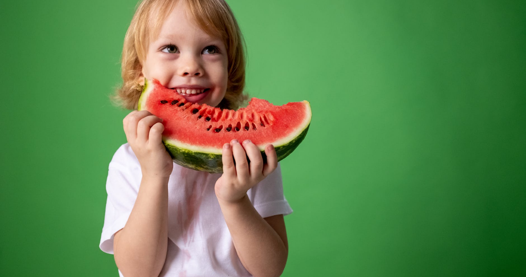 Eat me fruits. Девочка ест Арбуз. Арбуз для детей. Девушка с арбузом. Лето Арбуз.